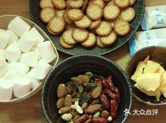 材料：  小饼干 黄油 坚果干果 棉花糖 奶粉 