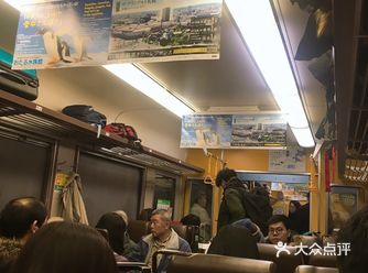 出口右拐一直走就是shopping mall