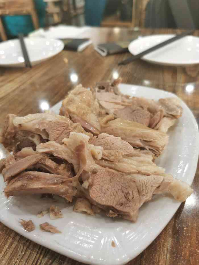 马大胡子羊羔肉(总店)-"兰州之行,朋友特意带我去的.餐厅里摆了很.
