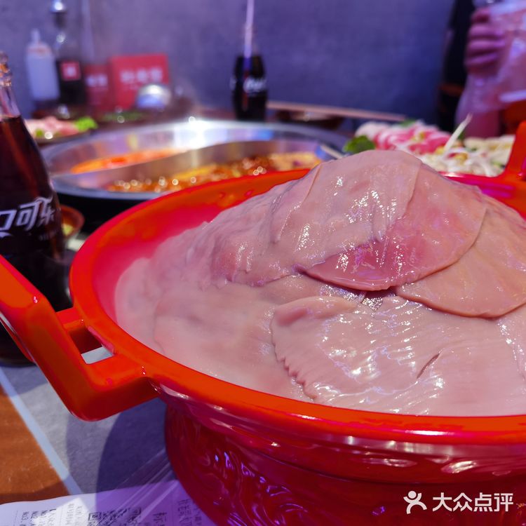 霓虹闪烁的正宗重庆火锅店