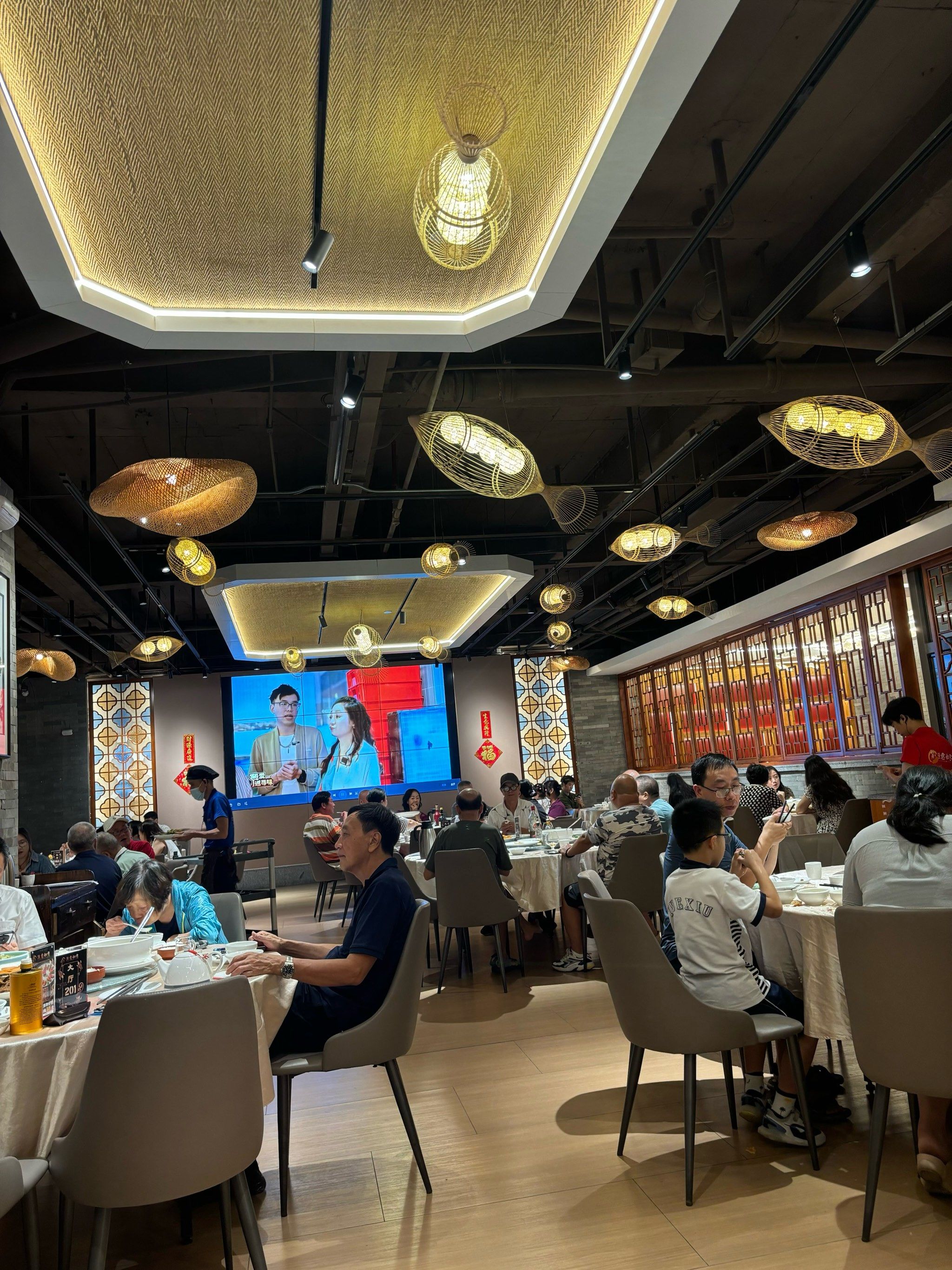 如意渔意的和粤轩,蒸鲫鱼很有特色,加了柠