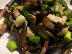 黑鸡枞炒腊肉-泉味道贵州厨房(三里河店)