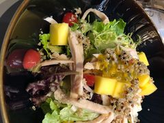 藜麦烟熏鸡胸沙拉配百香果油醋汁-鼎鼎西餐厅