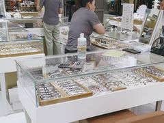 -美式眼镜·授权蔡司.依视路.尼康.豪雅.明月(人民广场店)