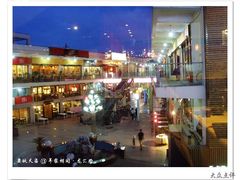 窗外的都汇美食广场-羊家胡同·龙虾烧烤火锅(龙汇路店)