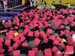 -嘿哟动霸CHUA·新潮玩运动娱乐中心·蹦床滑冰团建乐园