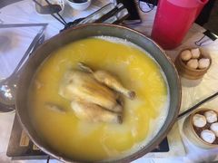 浓厚原只鸡煲花胶汤-鲜入围煮花胶鸡海鲜火锅