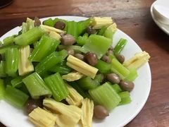 芹菜腐竹花生米-宝瑞门钉肉饼店