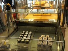 面包甜点陈列柜-顶东面包花园·生日蛋糕(世博店)