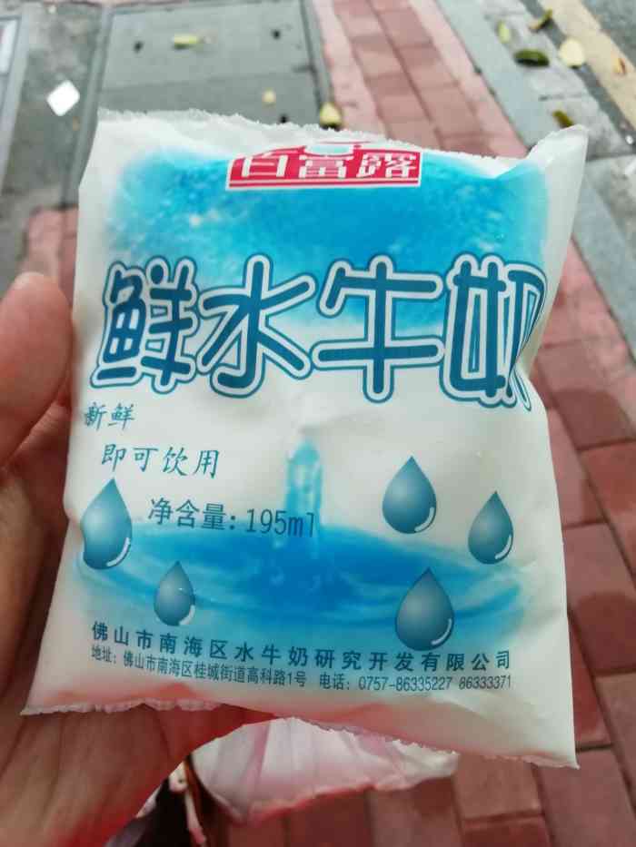 百富露水牛奶-"店招牌换了 不是很显眼 在街道拐角处 跟.