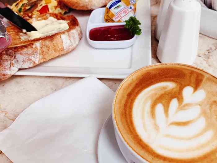 gloria jeans coffees kartika plaza-"这家咖啡厅离我们住的酒店很近