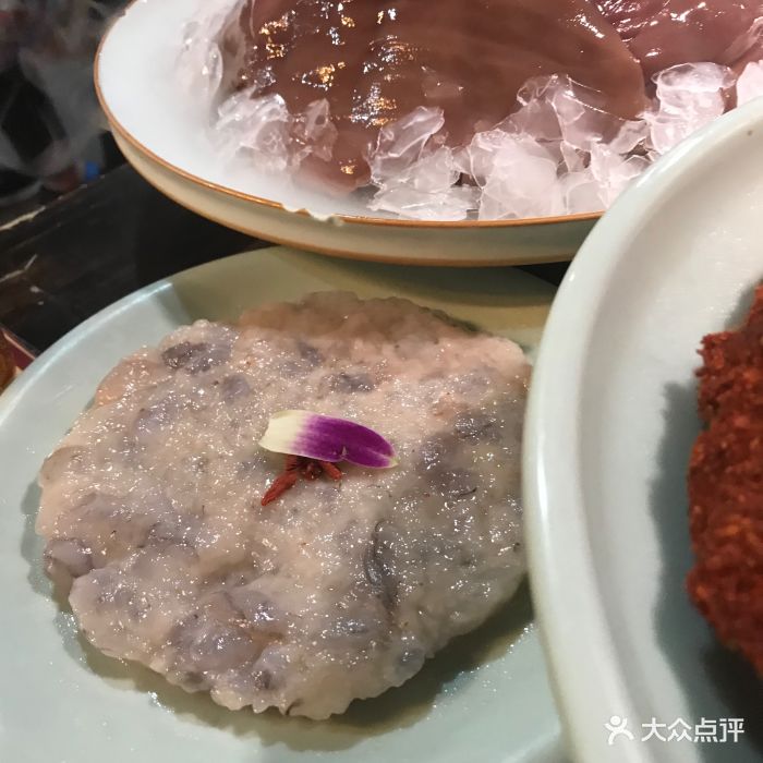 红九格老火锅(日月光店)爱心虾滑图片 - 第1张