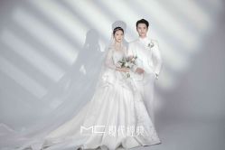 -现代经典婚纱摄影
