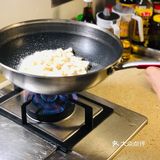 咸蛋黄豆腐，口感虽没蟹黄豆腐鲜美，但也形似。