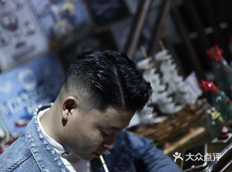 想留侧分的男生，你首先要保证你头发最起码有一定的长度