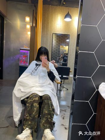 下班后马上就到公司附近的这家理发店，晚上六点多的样子