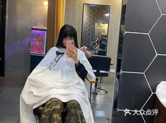 下班后马上就到公司附近的这家理发店，晚上六点多的样子