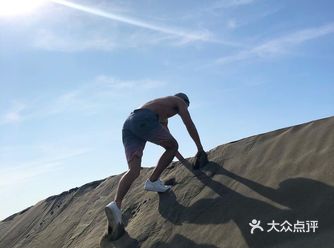 阳光下的肌体格外诱人。