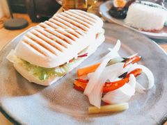 烟熏鸡肉三明治-北平花园·MUA摩造汉堡·北平咖啡(南锣鼓巷胡同店)