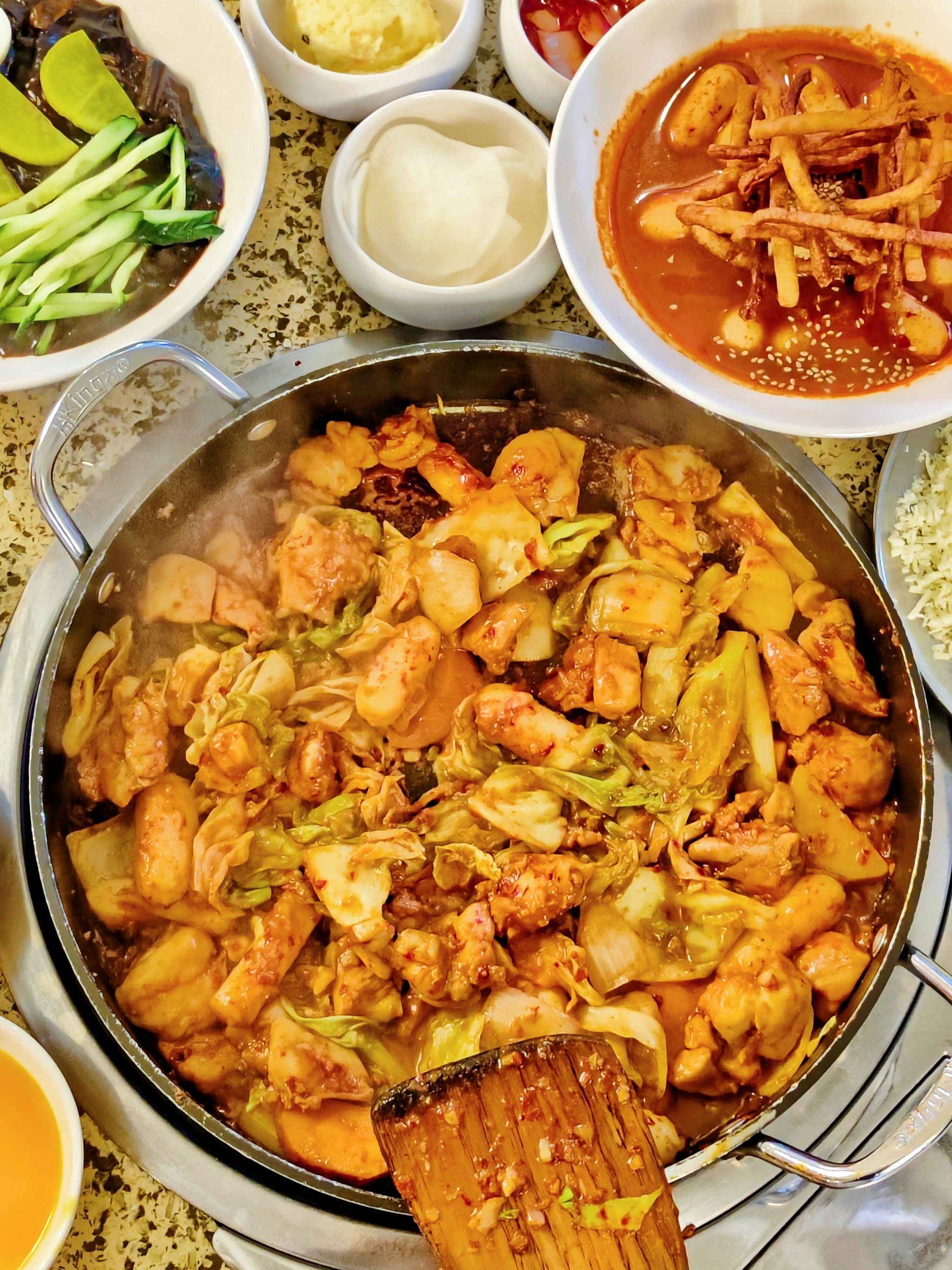韩国街超人气的韩式料理开到安亭了,点了几个招牌:
「瀑布芝士春川