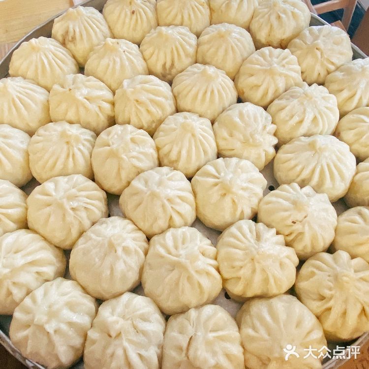 本地人排队打包买,一个就3两的肉馅大包