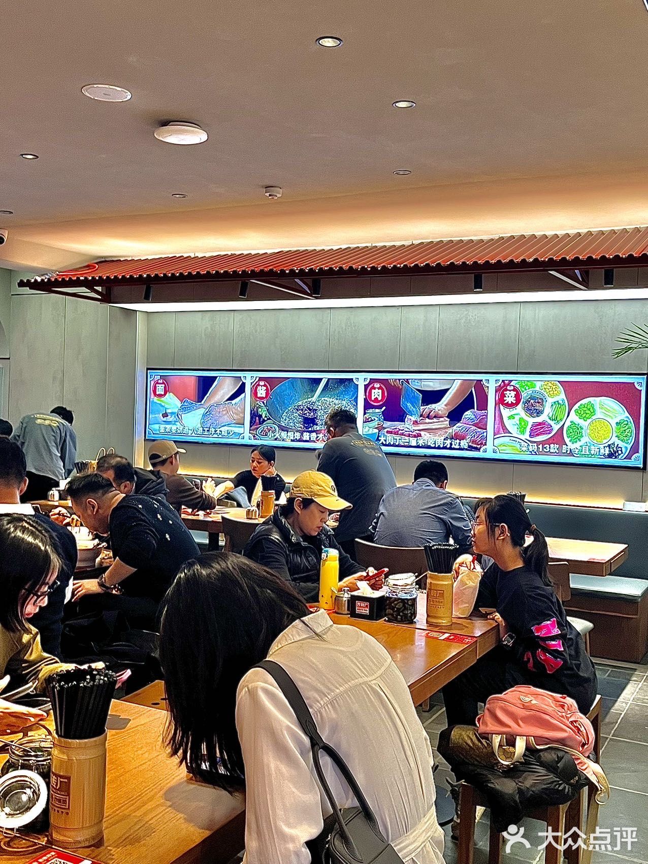 想吃正宗的老北京炸酱面来吃方砖厂就对啦