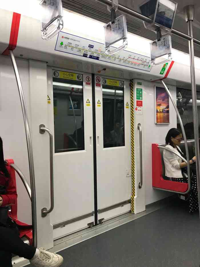 地铁1号线-"自助买票的地方会放许多围栏,目的应该是希.