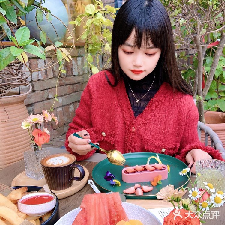 深圳首家氛围感超赞的中世纪古堡鲜花餐厅