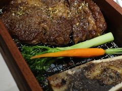 煎肋眼牛排配香酥牛骨髓-王品台塑牛排(成都万象城店)