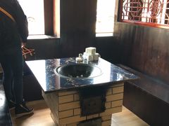 靠窗位-东北特色铁锅炖·柴火灶(富阳一店)