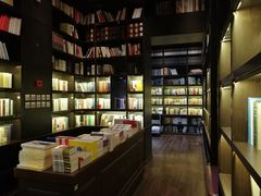 -钟书阁(松江泰晤士小镇店)