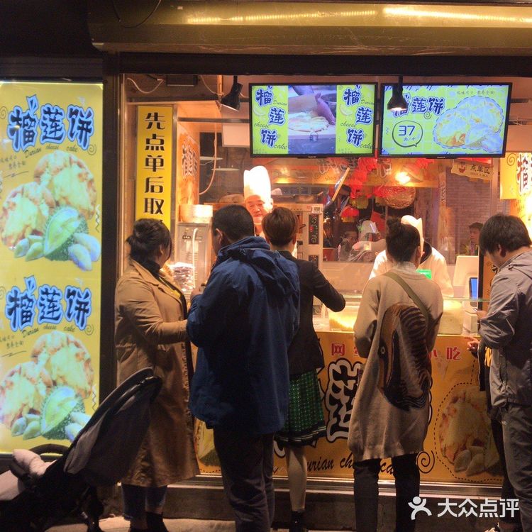 后海是北京有名的地标，酒吧一条街著名