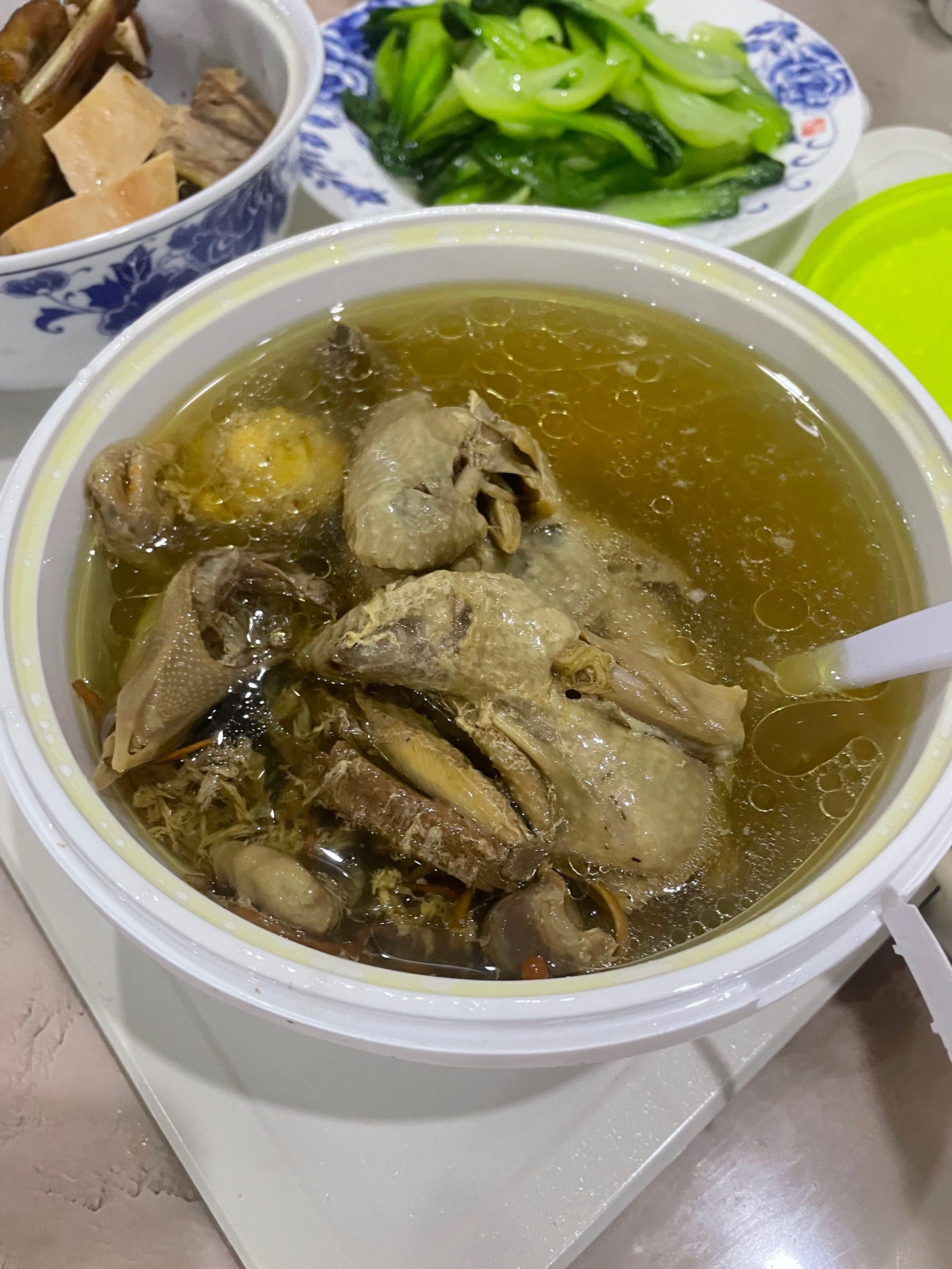打包回家吃的养生泉水煮的鸽子汤,太鲜了!