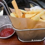 辣椒是炒的特别扁，茄条外酥里嫩，茄条是甜辣的味道