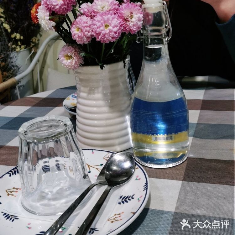 外面下着雨，淅淅沥沥的，两个人吃，点了个披萨