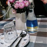 外面下着雨，淅淅沥沥的，两个人吃，点了个披萨