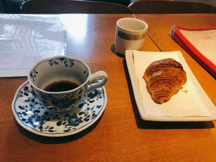 milk coffee(湖滨路店)-"是开在一家日料店里的日式手冲咖啡店,正好.