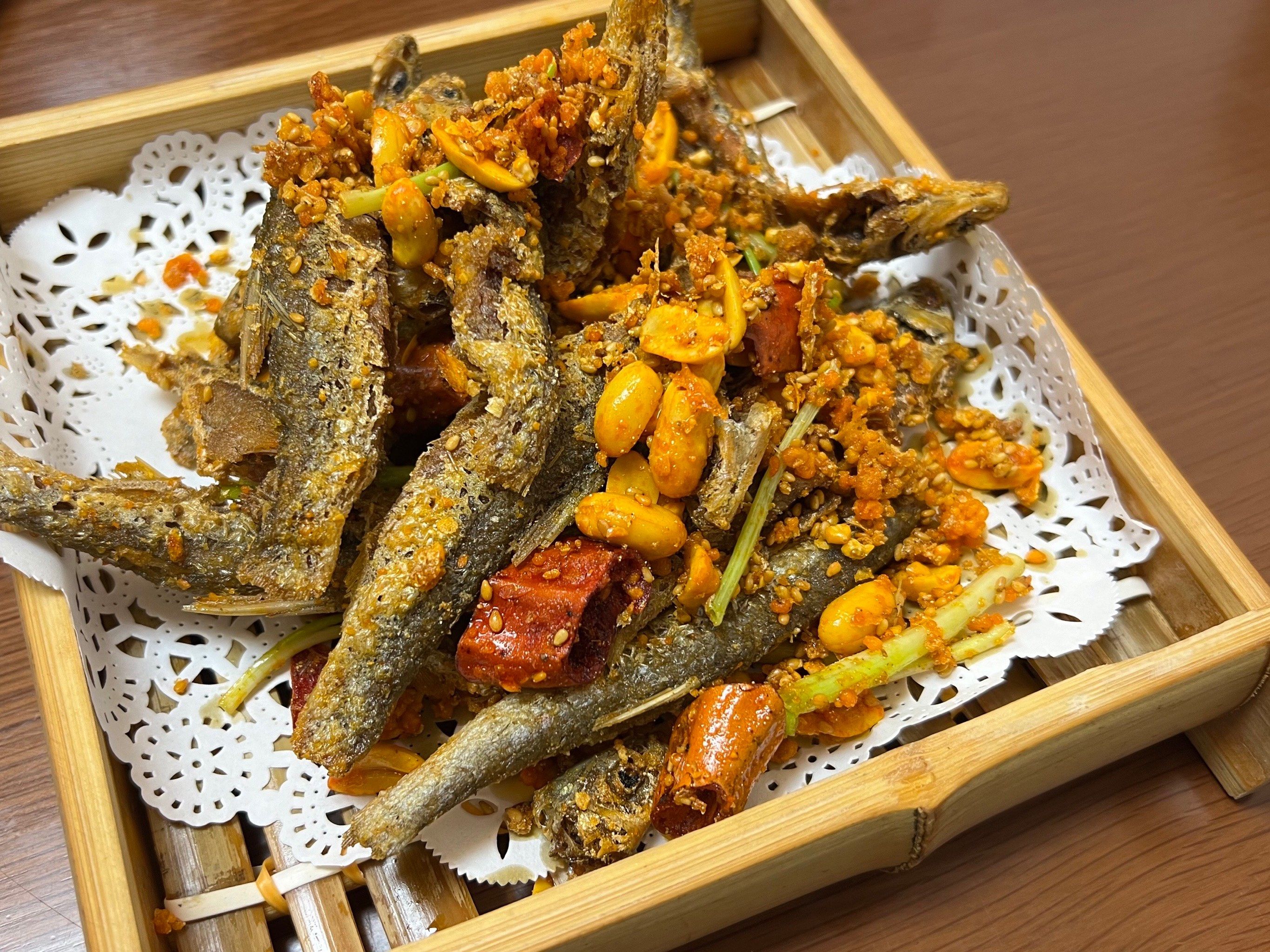 都很热情,第一个菜是「椒盐小溪鱼」一上来就让我想起了小时候的夏天