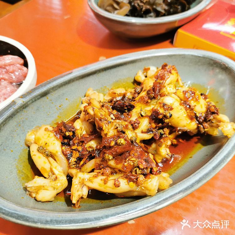 谭鸭血算是网红火锅店了，一直听说浦东世纪大道店要大排