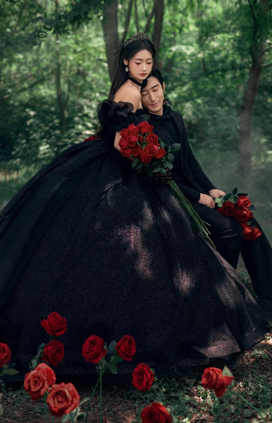 n黑红交织的玫瑰悄悄绽放
两种极端色彩的碰撞浓郁而热烈#黑色婚纱