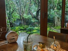 -Chom Cafe and Restaurant