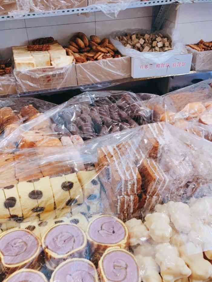 金家涮肉不远处也有一家糕点店只通过窗口柜台售卖看到几种和这家是一