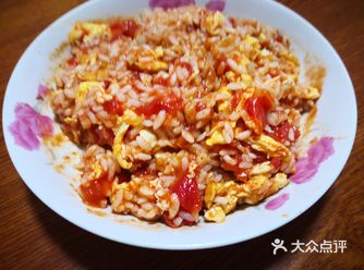 西红柿鸡蛋炒饭，酸甜可口，营养丰富，解决剩饭的好办法！