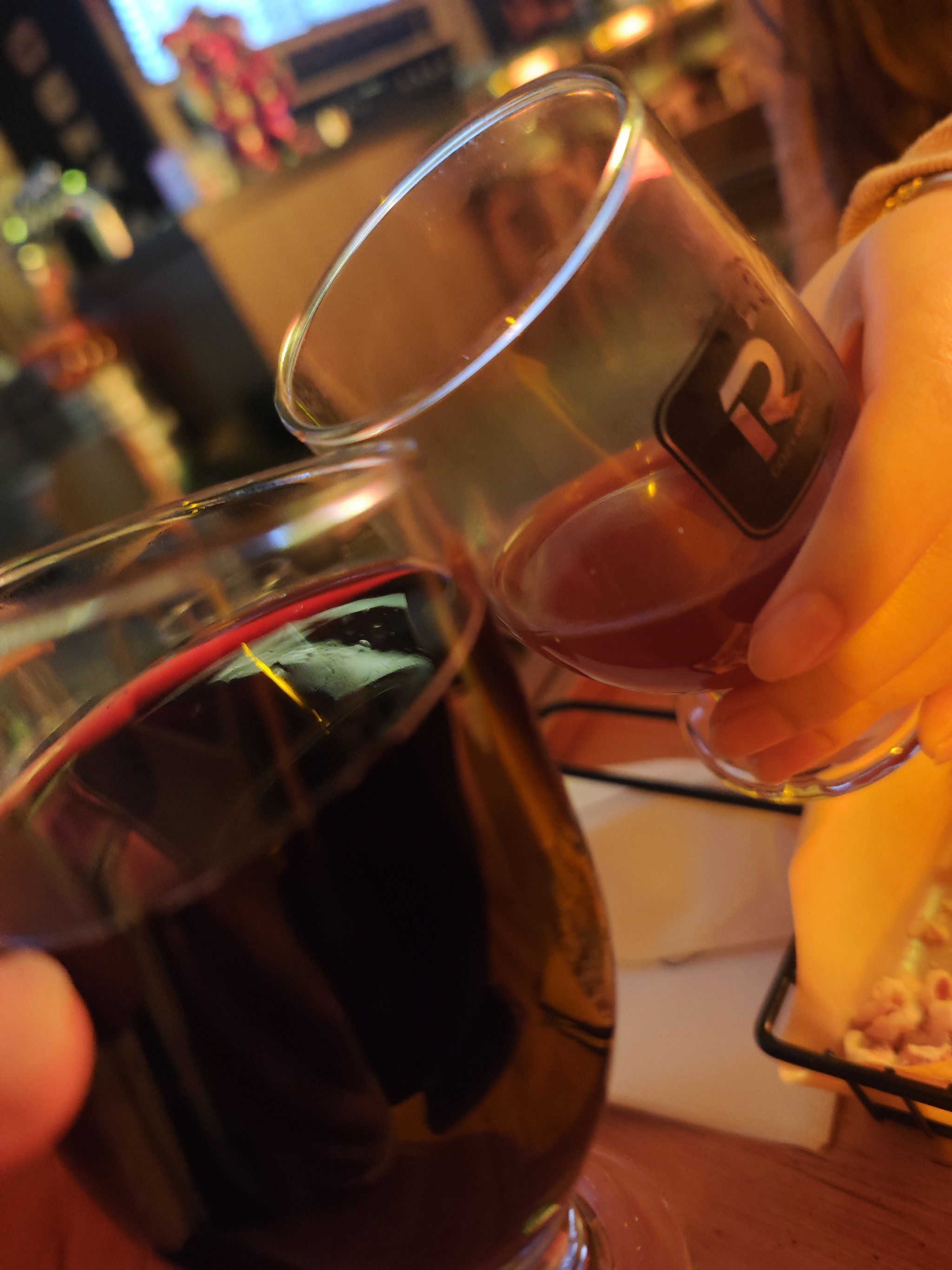 手指轻点酒杯边