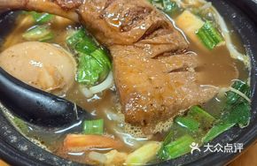 Braised Duck Leg Noodles in Clay Pot
