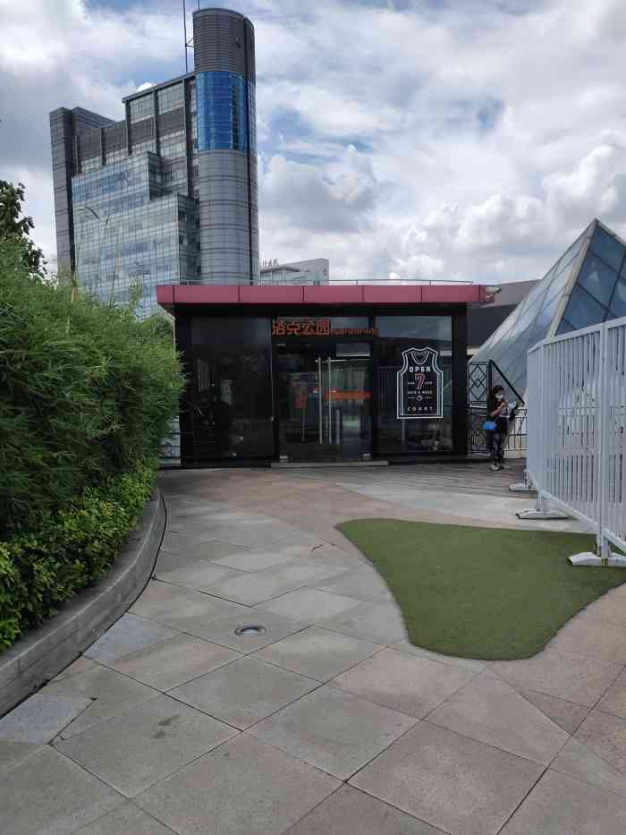 洛克公园(龙之梦购物中心莘庄店)-"陪老公过来打球,给人的感觉很好