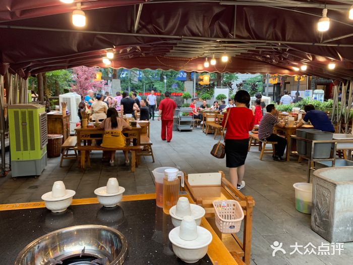捞锅坝子老火锅(汽博中心店)大堂图片