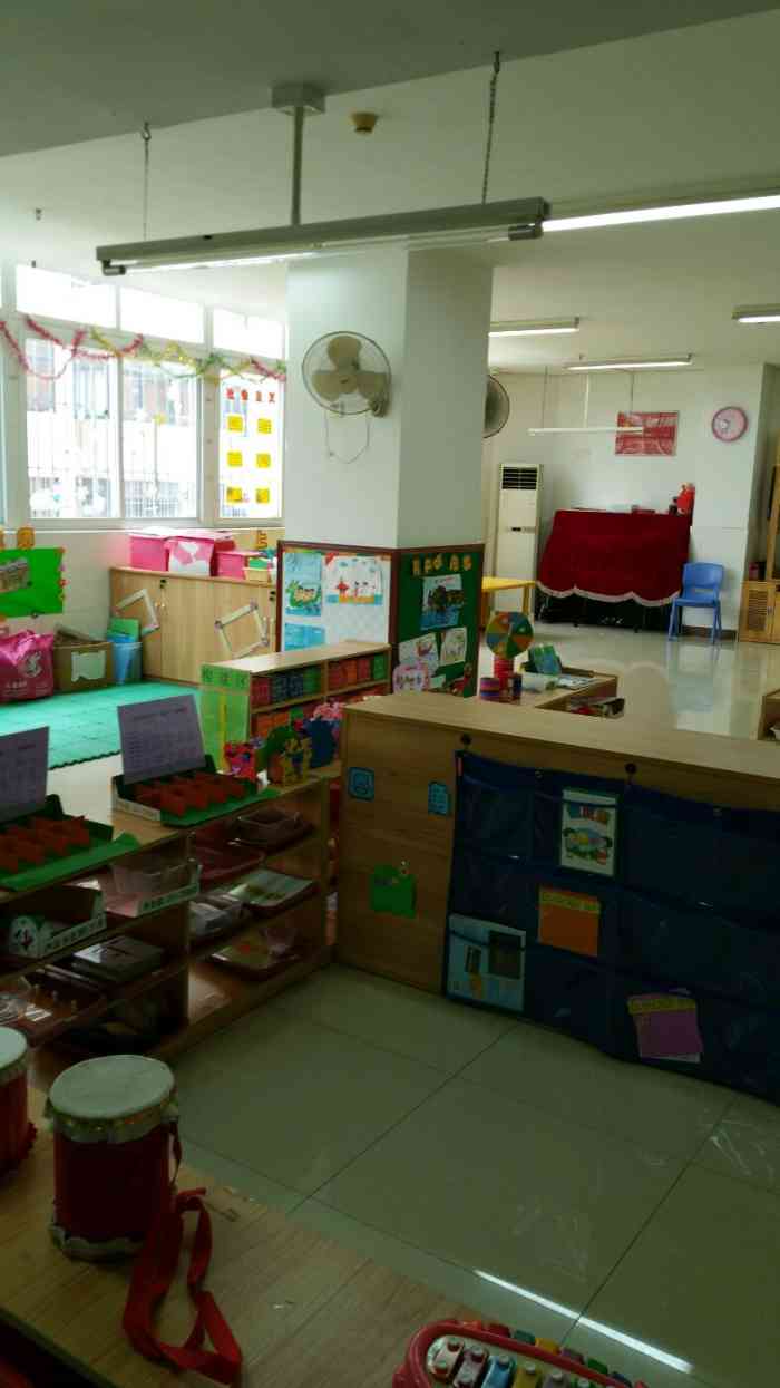 环境比较差的幼儿园在一栋居民楼里所以无办法做到独立管理安全无保障