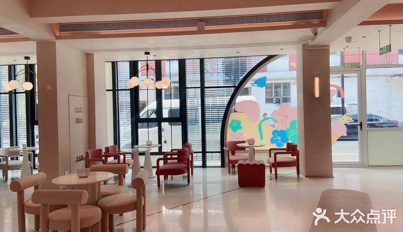 一楼是喝下午茶的，酒店前台也在那！二楼是吃西餐的