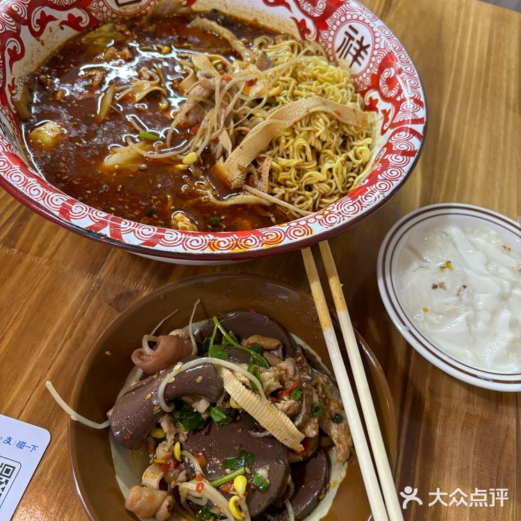 这家四川冒菜绝了！毛血旺麻辣鲜香，鸭血嫩滑Q弹